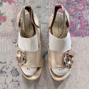 Hanna Andersson Women’s Gold sandal Clogs 39